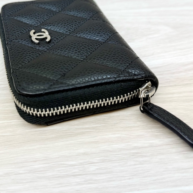 Chanel黑色粒紋牛皮銀釦拉鍊零錢包AP0216-10