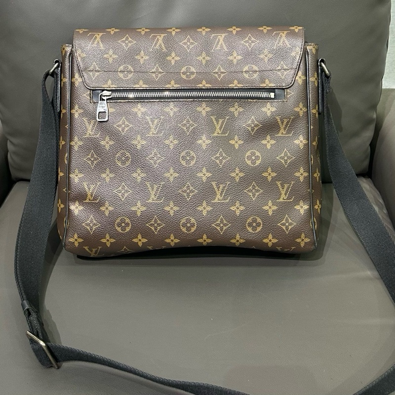 LV路易威登District老花邮差包-1