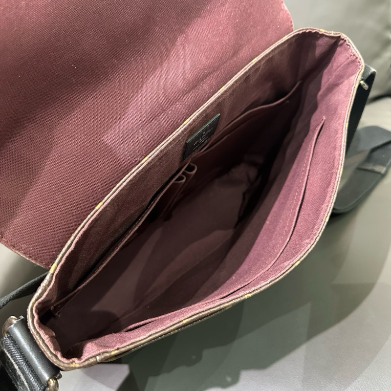 LV路易威登District老花邮差包-8