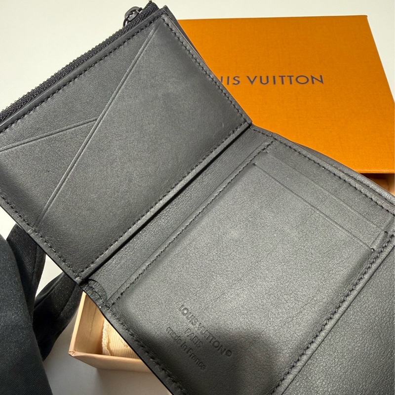 二手LV黑色全皮Victor壓紋三折短夾M12635-3