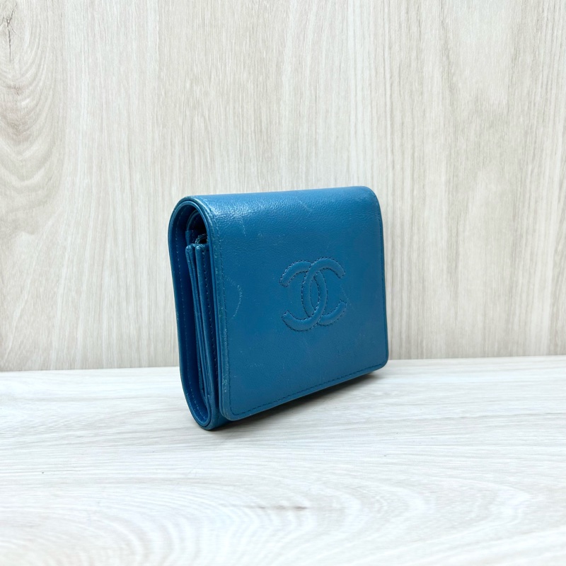 CHANEL藍綠色牛皮衍縫雙C金釦三折短夾-3