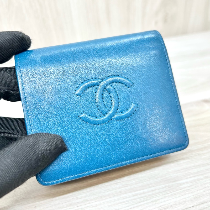CHANEL藍綠色牛皮衍縫雙C金釦三折短夾-10