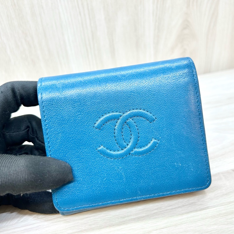 CHANEL藍綠色牛皮衍縫雙C金釦三折短夾-12