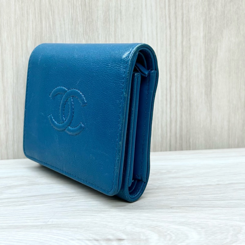 CHANEL藍綠色牛皮衍縫雙C金釦三折短夾-17
