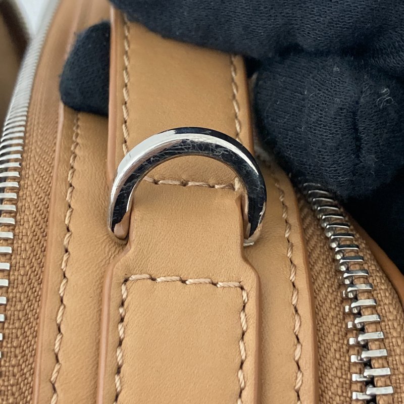 LOEWE 羅威 Mini Camera Bag相機包 小牛皮 焦糖色 銀釦-25