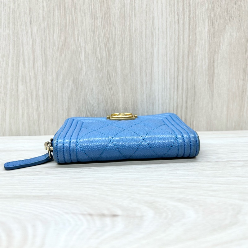 CHANEL淺藍色荔枝牛皮金釦BOYㄇ拉零錢卡包-4