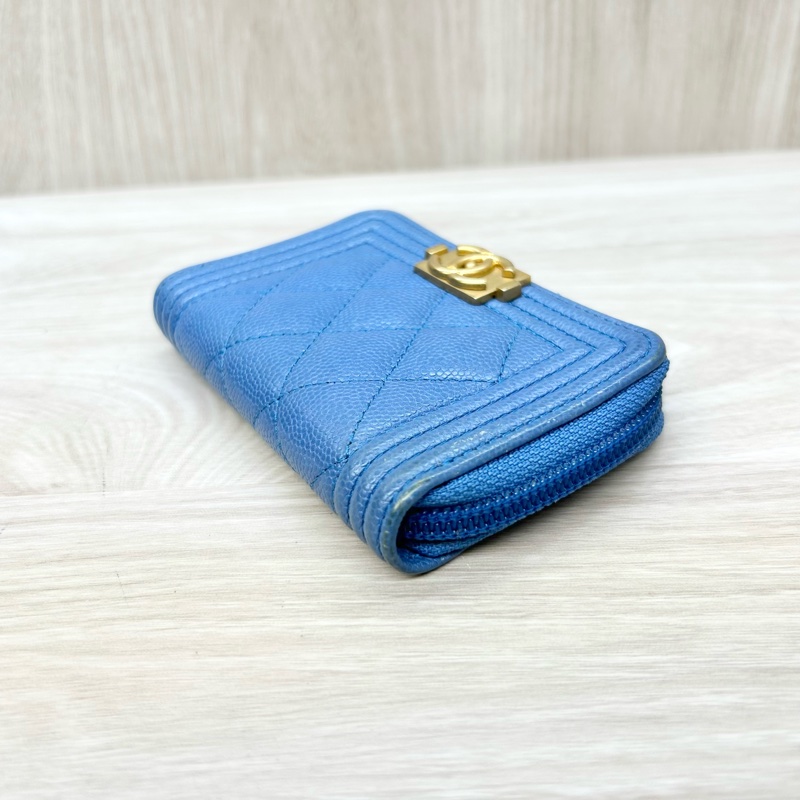 CHANEL淺藍色荔枝牛皮金釦BOYㄇ拉零錢卡包-9