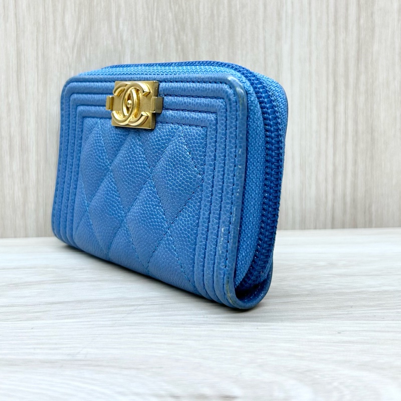 CHANEL淺藍色荔枝牛皮金釦BOYㄇ拉零錢卡包-12