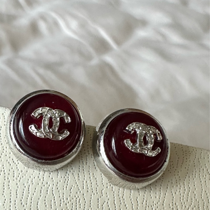 💃酒醉的探戈💃香奈兒 (Chanel)雙 C 銀色調酒紅色圓形夾式耳環-0