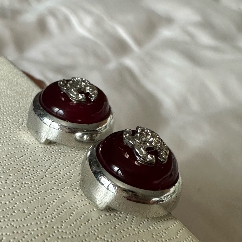 💃酒醉的探戈💃香奈兒 (Chanel)雙 C 銀色調酒紅色圓形夾式耳環-3