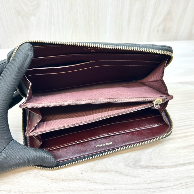 Chanel黑金荔紋牛皮8卡ㄇ拉長夾A50097-12