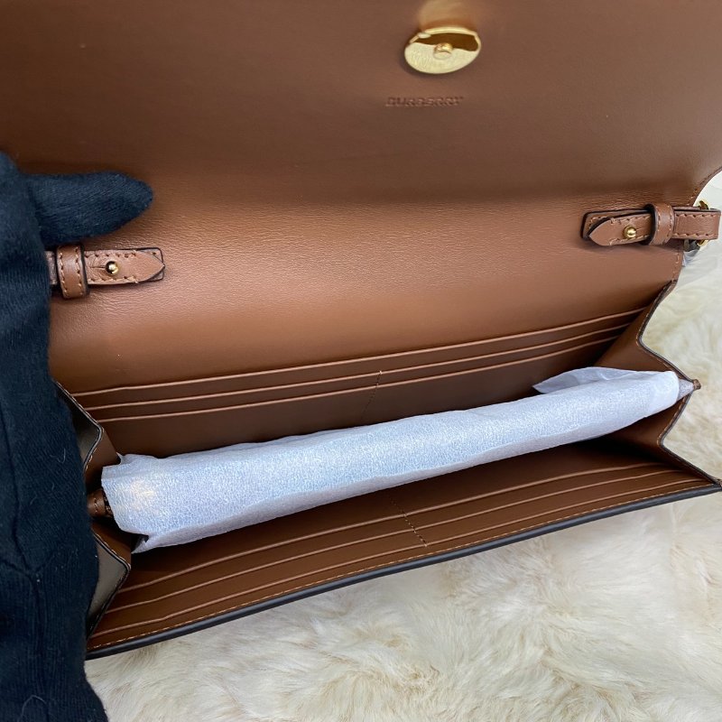 全新閒置品 BURBERRY 巴寶莉 HENLEY烙印LOGO小牛皮翻蓋woc斜背包(咖)-3