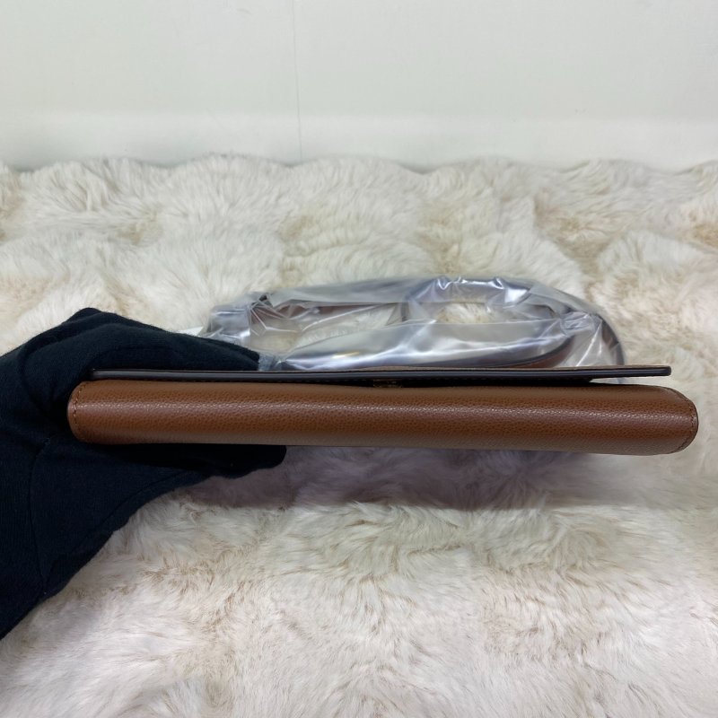 全新閒置品 BURBERRY 巴寶莉 HENLEY烙印LOGO小牛皮翻蓋woc斜背包(咖)-4