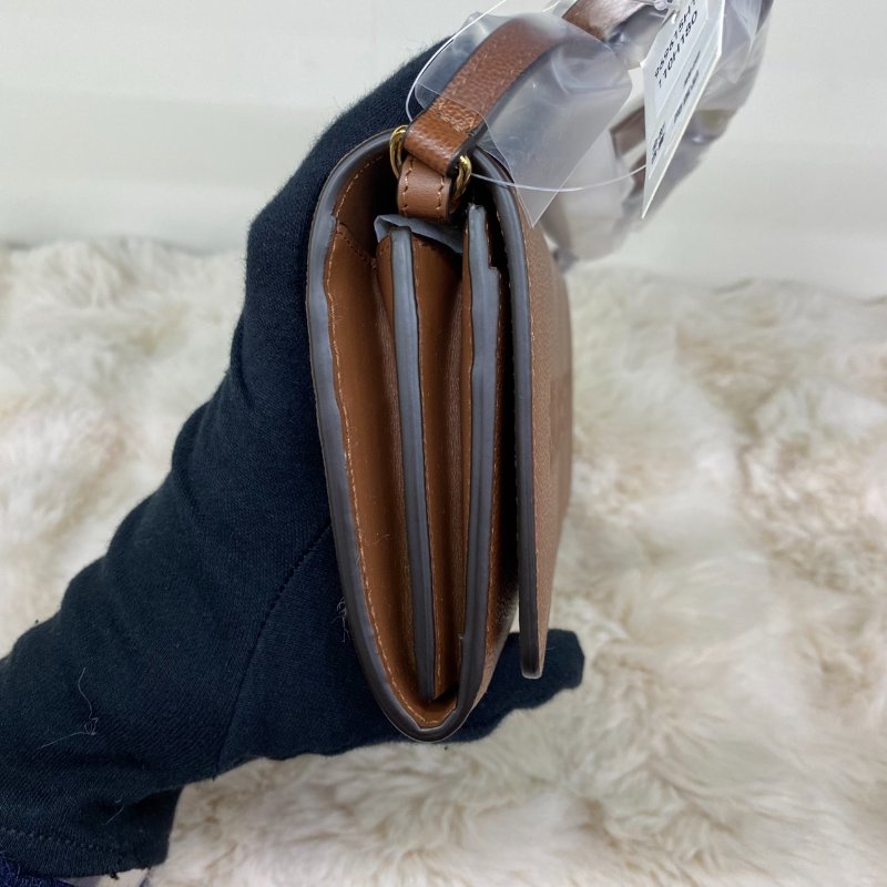 全新閒置品 BURBERRY 巴寶莉 HENLEY烙印LOGO小牛皮翻蓋woc斜背包(咖)-5