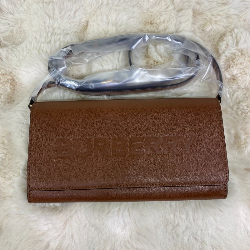 全新閒置品 BURBERRY 巴寶莉 HENLEY烙印LOGO小牛皮翻蓋woc斜背包(咖)-7