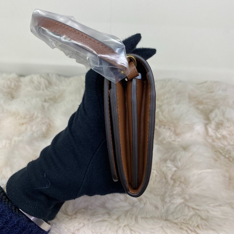 全新閒置品 BURBERRY 巴寶莉 HENLEY烙印LOGO小牛皮翻蓋woc斜背包(咖)-9