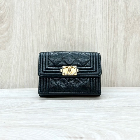 Chanel黑金荔紋牛皮BOY三折短夾A84432