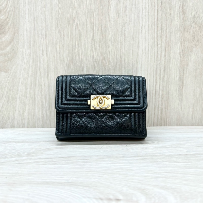 Chanel黑金荔紋牛皮BOY三折短夾A84432-0