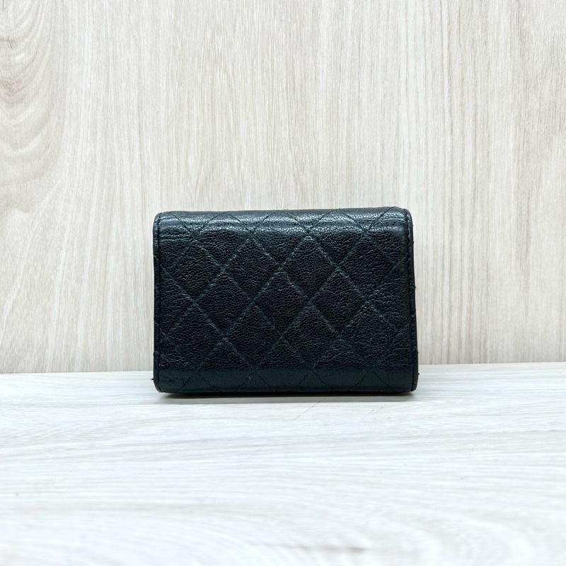 Chanel黑金荔紋牛皮BOY三折短夾A84432-1