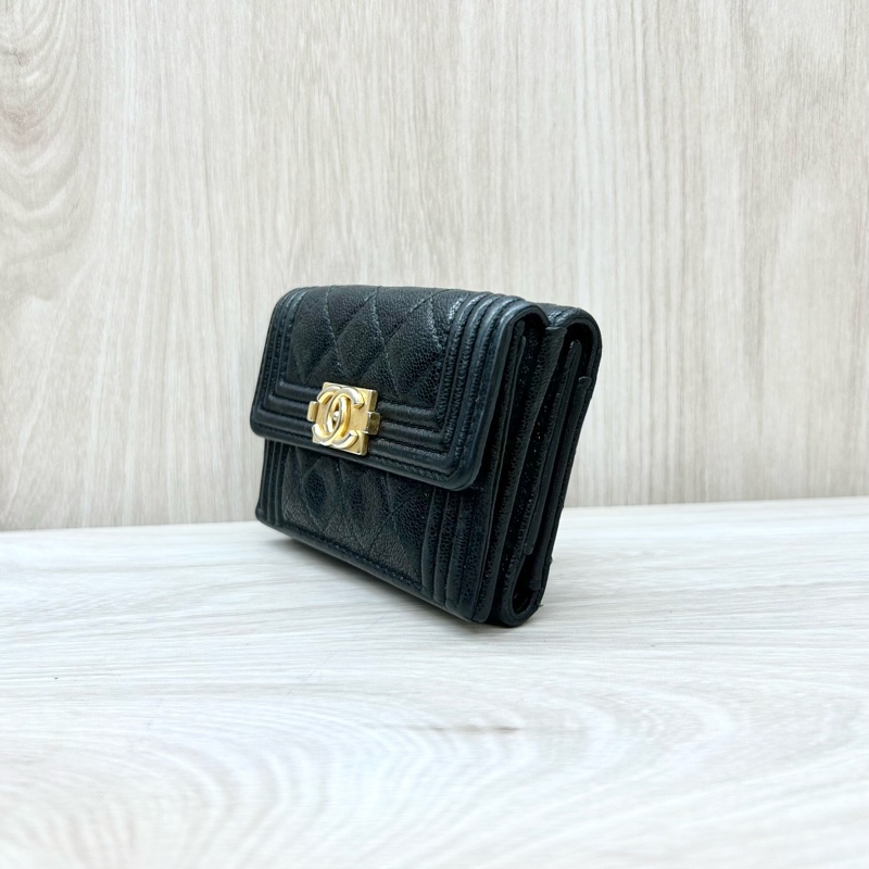 Chanel黑金荔紋牛皮BOY三折短夾A84432-2