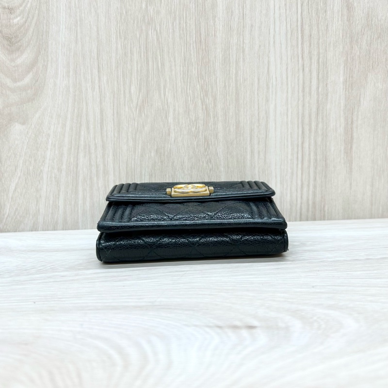 Chanel黑金荔紋牛皮BOY三折短夾A84432-4