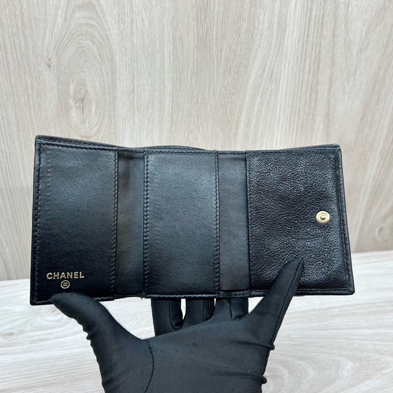 Chanel黑金荔紋牛皮BOY三折短夾A84432-5