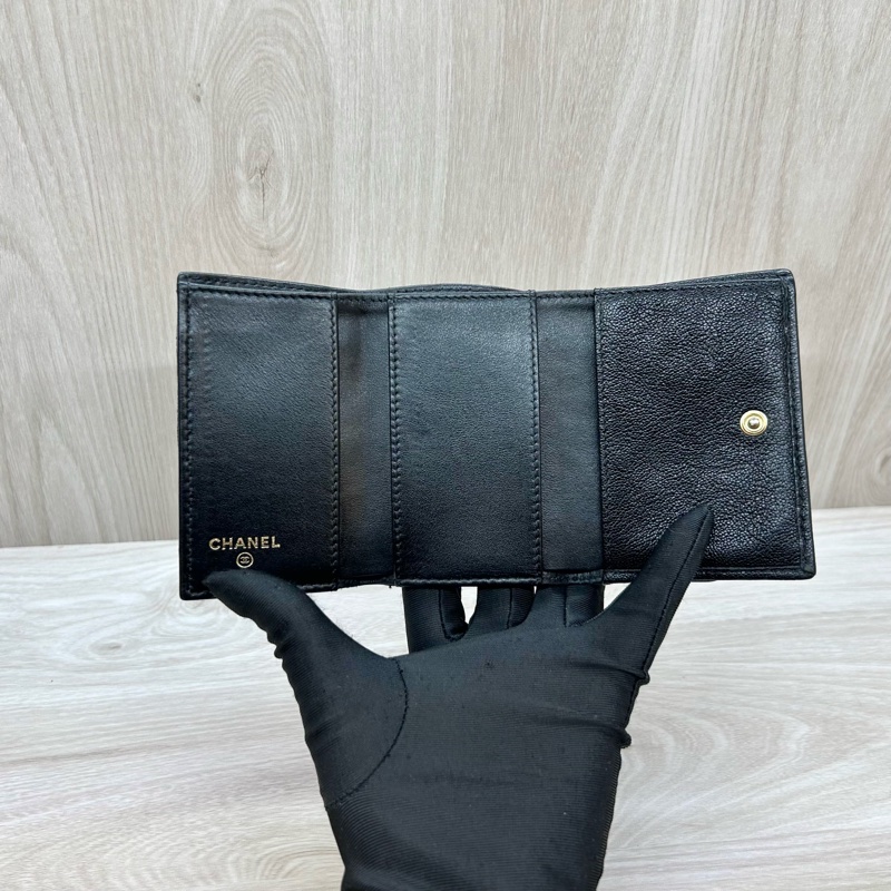 Chanel黑金荔紋牛皮BOY三折短夾A84432-6