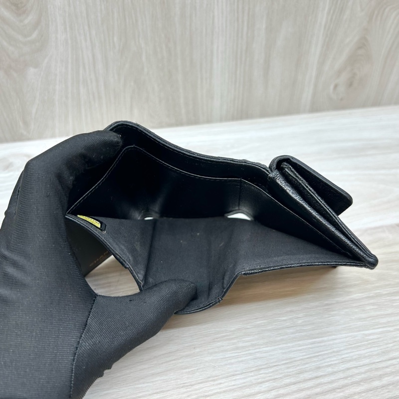 Chanel黑金荔紋牛皮BOY三折短夾A84432-7