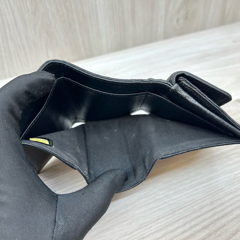 Chanel黑金荔紋牛皮BOY三折短夾A84432-8