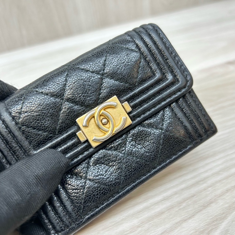 Chanel黑金荔紋牛皮BOY三折短夾A84432-9