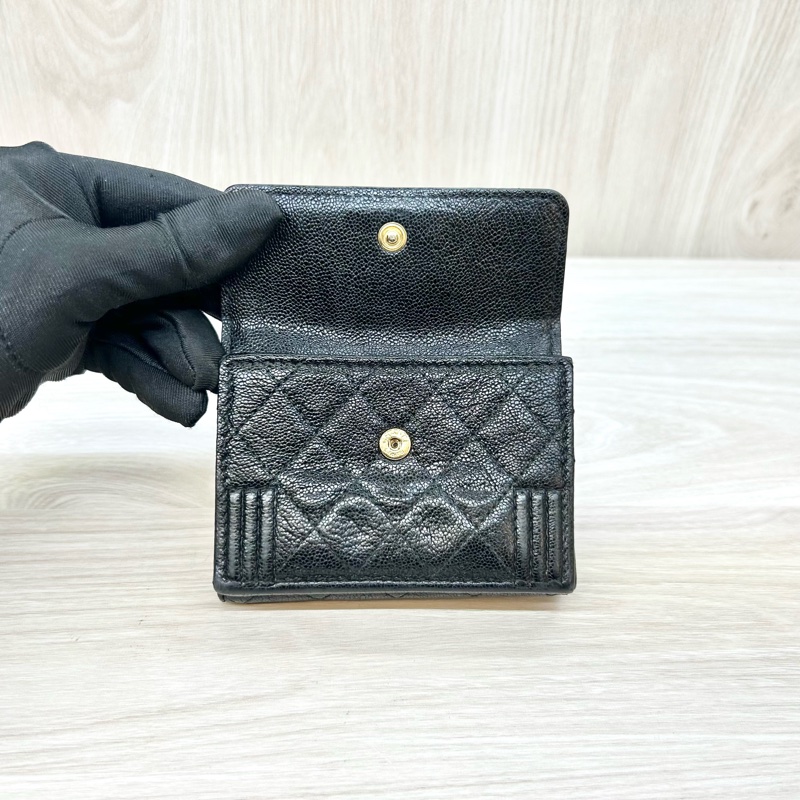 Chanel黑金荔紋牛皮BOY三折短夾A84432-10