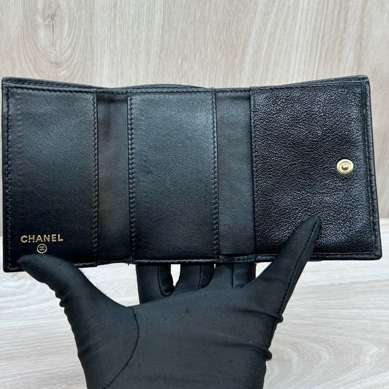 Chanel黑金荔紋牛皮BOY三折短夾A84432-11