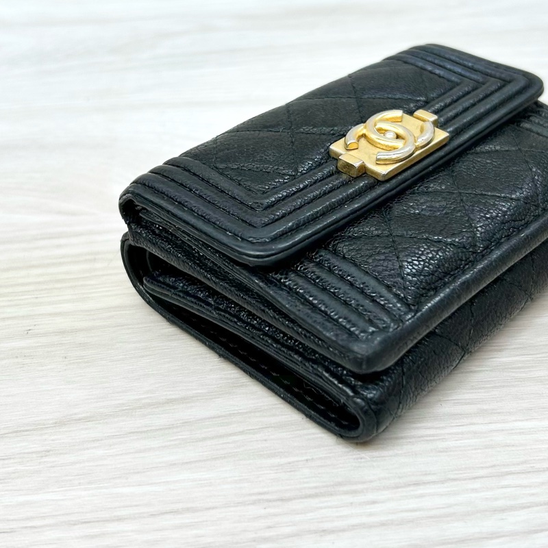 Chanel黑金荔紋牛皮BOY三折短夾A84432-12