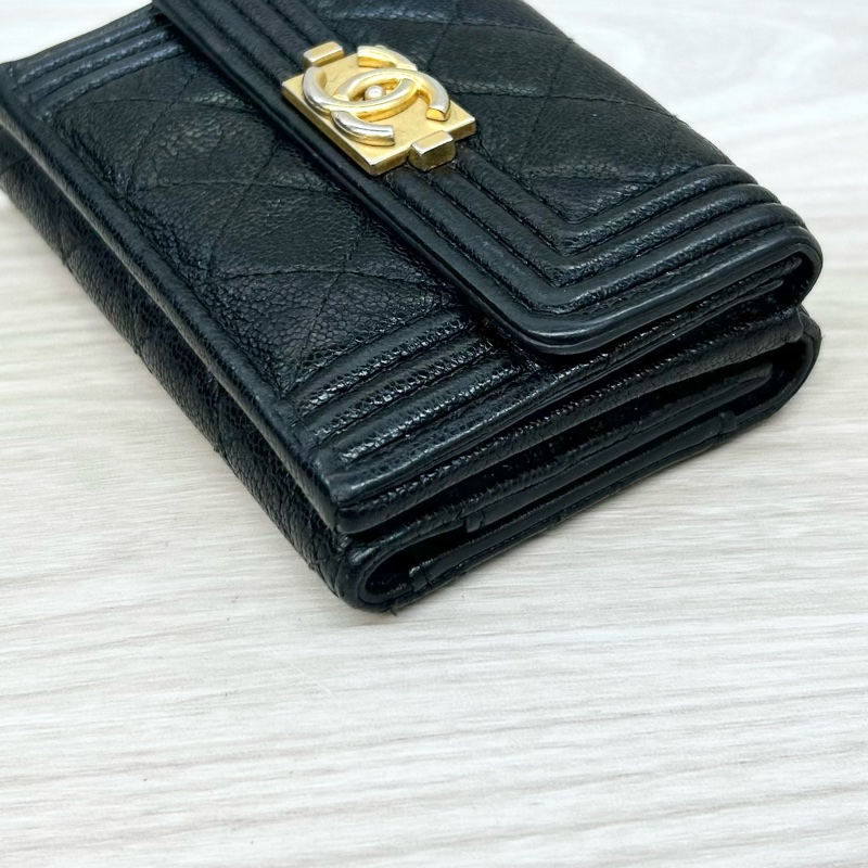 Chanel黑金荔紋牛皮BOY三折短夾A84432-13