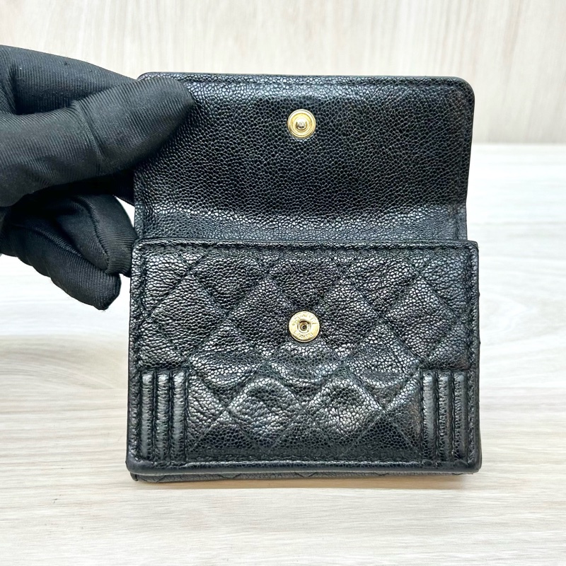 Chanel黑金荔紋牛皮BOY三折短夾A84432-14