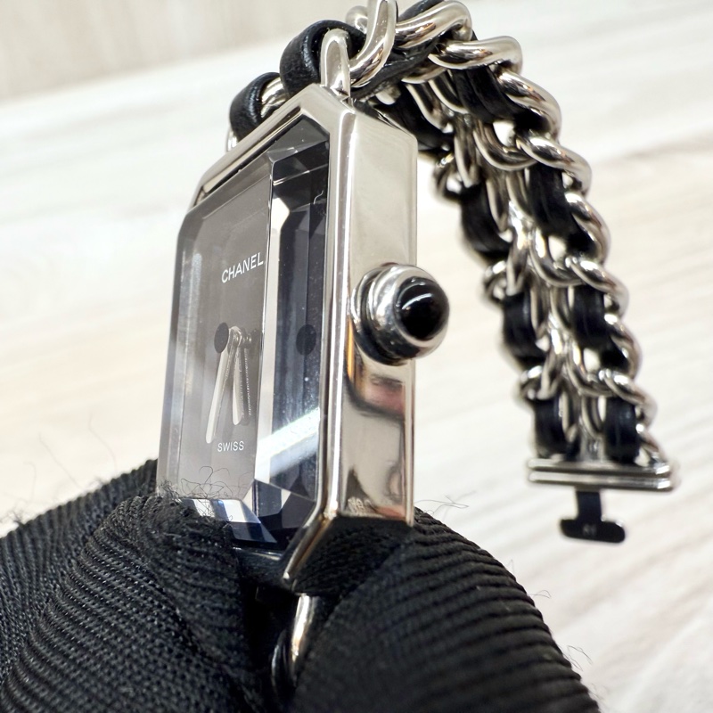 Chanel黑銀M號Premiere皮穿鏈首映錶-12