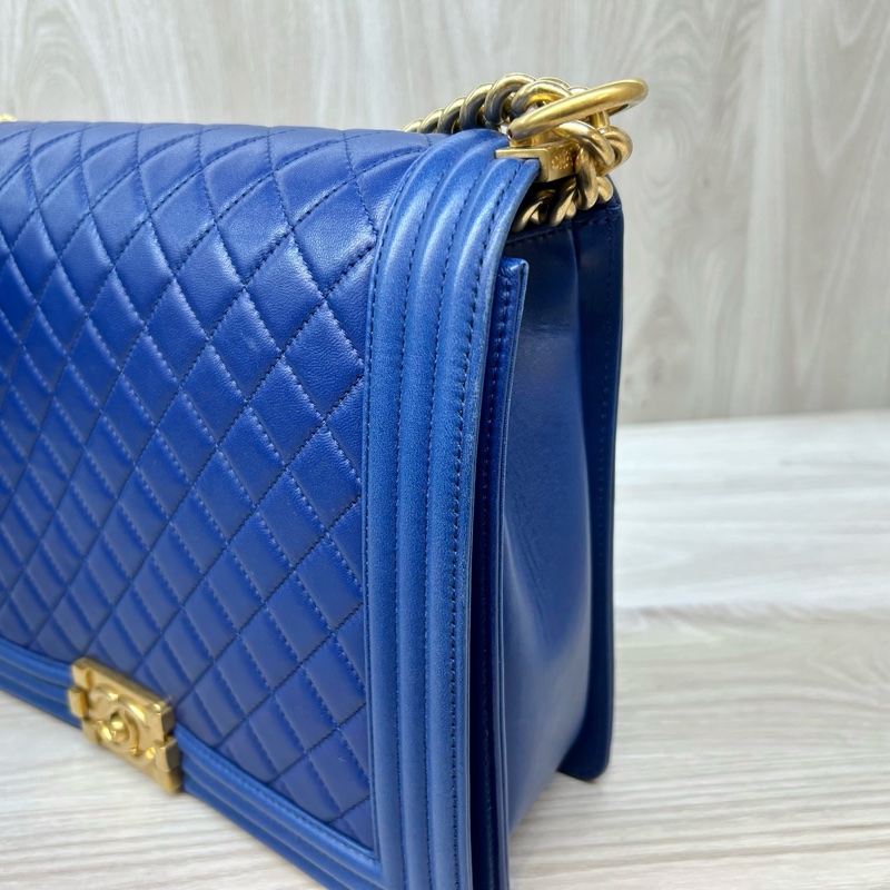 CHANEL深藍羊皮菱格紋金釦Boy30cmA67087-16