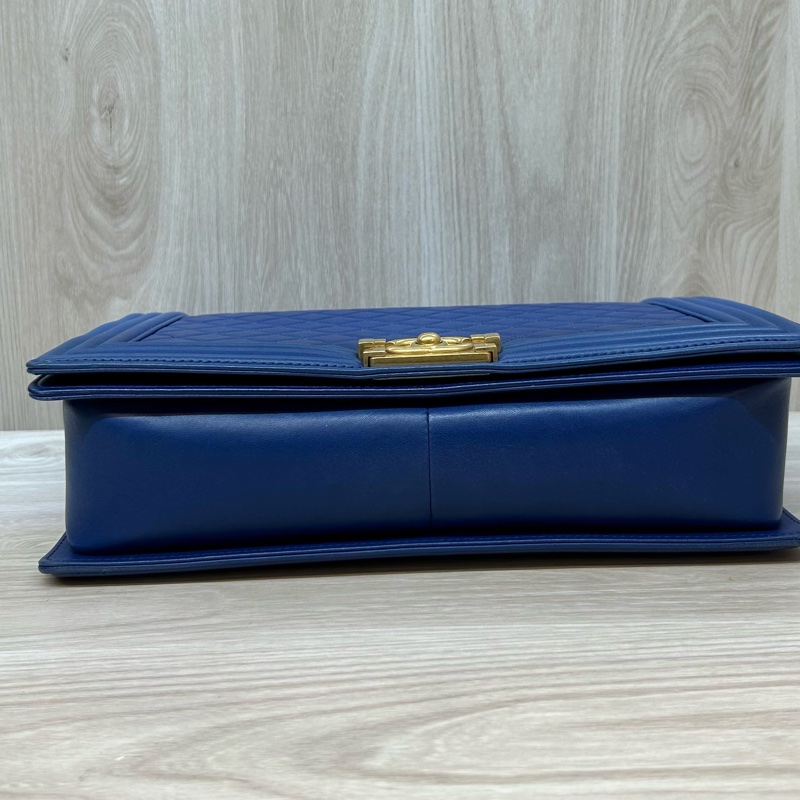 CHANEL深藍羊皮菱格紋金釦Boy30cmA67087-17