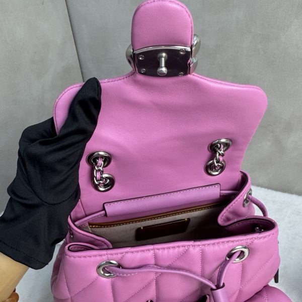 COACH Tabby 絎縫後背包-10