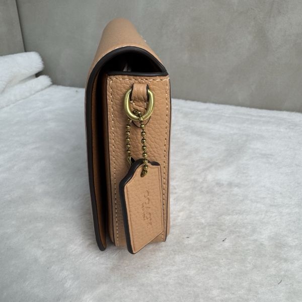 Coach 粉拋光鵝卵石斜背包-5