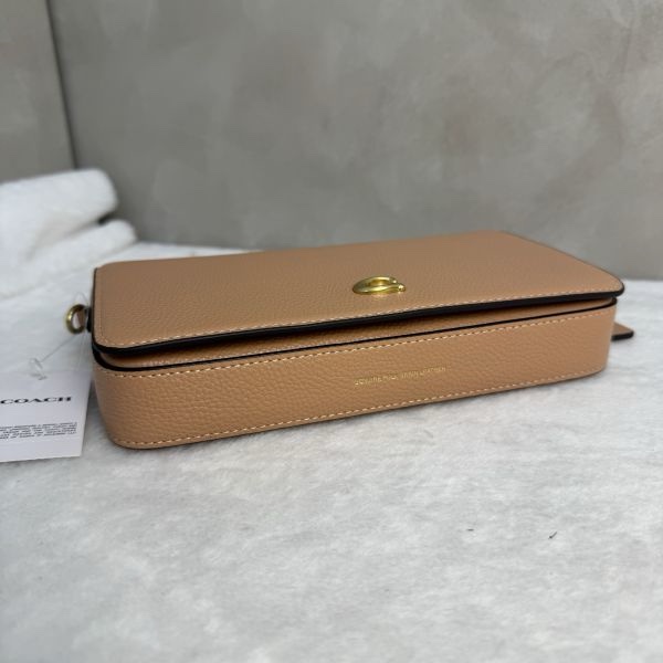 Coach 粉拋光鵝卵石斜背包-7