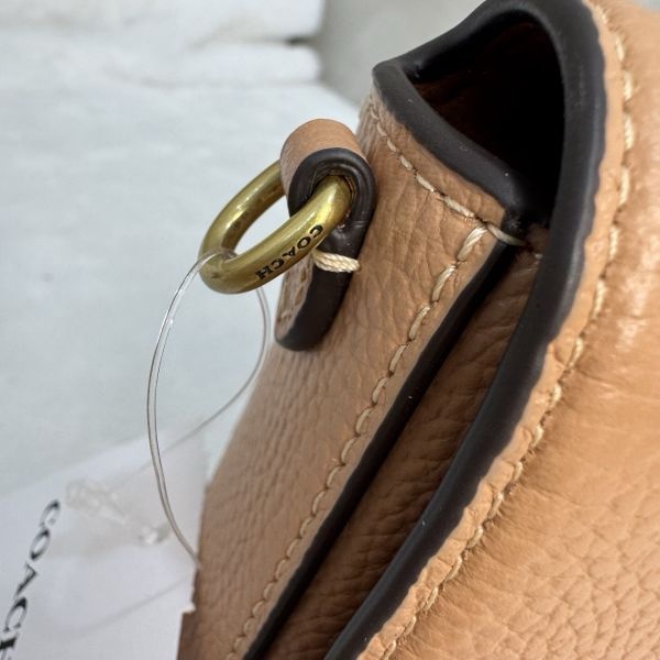 Coach 粉拋光鵝卵石斜背包-9