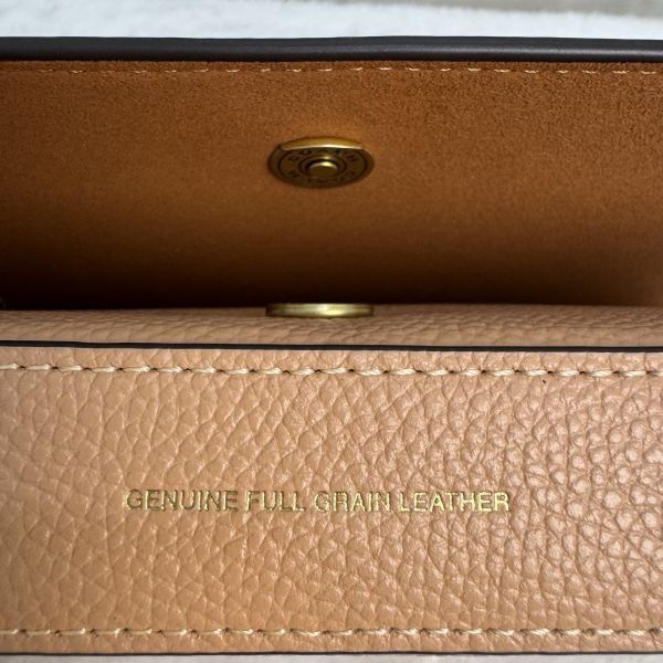 Coach 粉拋光鵝卵石斜背包-11