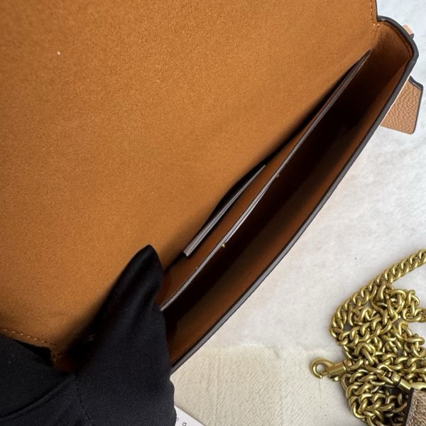 Coach 粉拋光鵝卵石斜背包-16