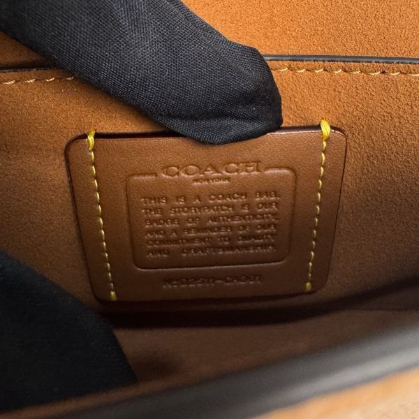 Coach 粉拋光鵝卵石斜背包-17