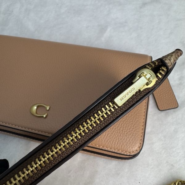 Coach 粉拋光鵝卵石斜背包-21