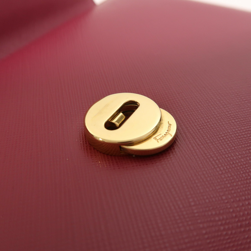 Salvatore Ferragamo Saffiano皮革Chain Shoulder金扣鏈帶肩背袋-16