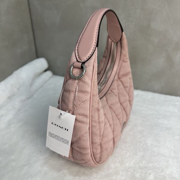 COACH 牛仔斜背兩用彎月包-3