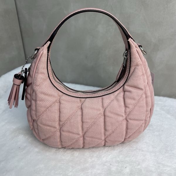 COACH 牛仔斜背兩用彎月包-5