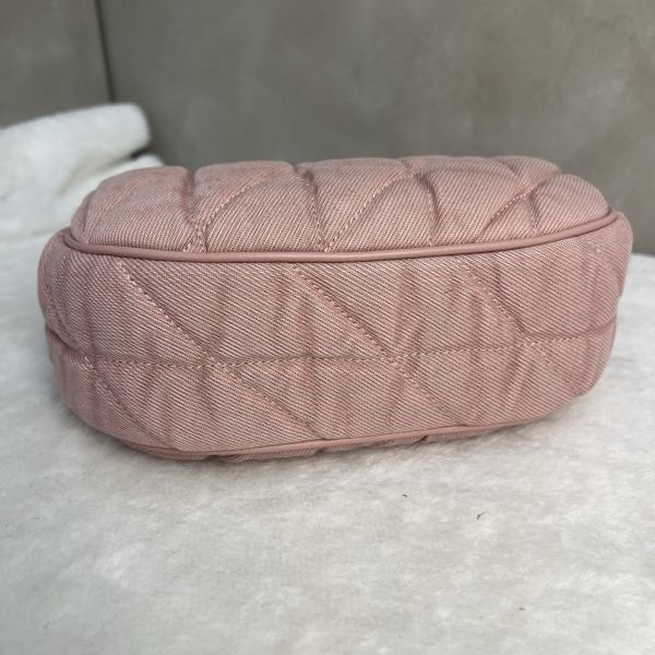 COACH 牛仔斜背兩用彎月包-6